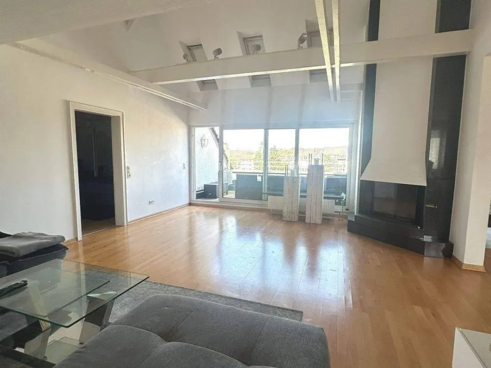 Exclusive, hochwertig möblierte 3 Zi Terrassenwohnung mit Whirlpool für mind. 12 Monate zu vermieten
