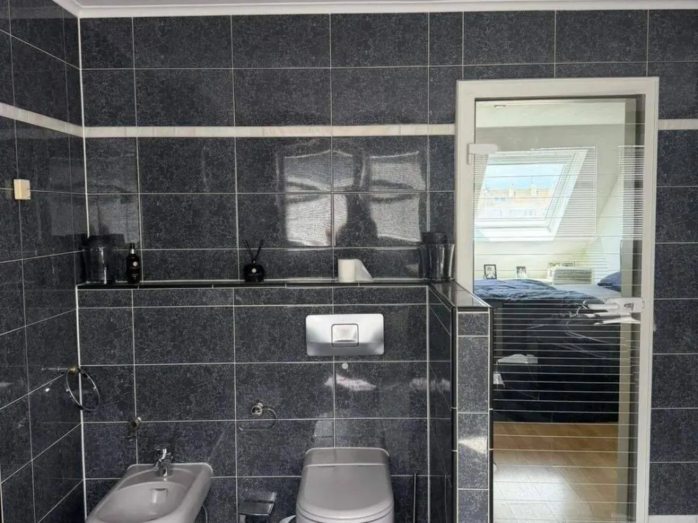 Exclusive, hochwertig möblierte 3 Zi Terrassenwohnung mit Whirlpool für mind. 12 Monate zu vermieten