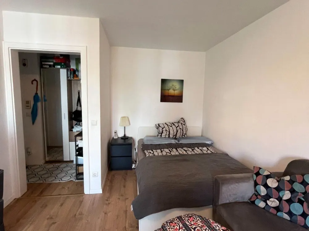 Voll möblierte 1,5-Zimmer-Wohnung mit Balkon (28.07.-25.08)