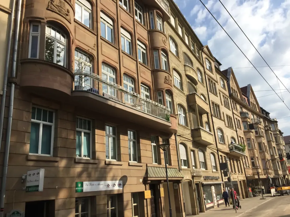 Traumlage - Jugendstil 4-Zimmer-Etagenwohnung mit 3 Balkonen im denkmalgeschützten Haus