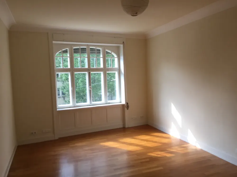 Traumlage - Jugendstil 4-Zimmer-Etagenwohnung mit 3 Balkonen im denkmalgeschützten Haus