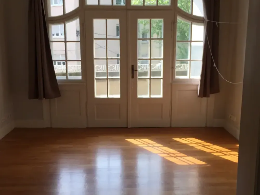 Traumlage - Jugendstil 4-Zimmer-Etagenwohnung mit 3 Balkonen im denkmalgeschützten Haus