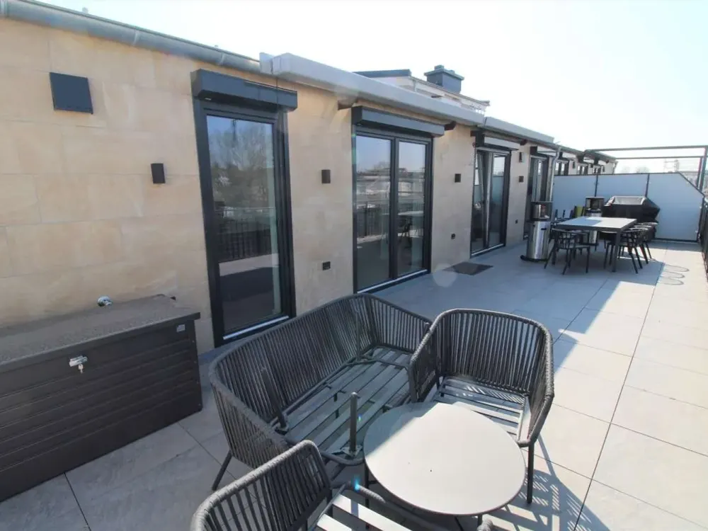 Penthouse mit großer Dachterrasse (34,6 qm) und Tiefgaragenstellplatz mit eigener E-Ladestation