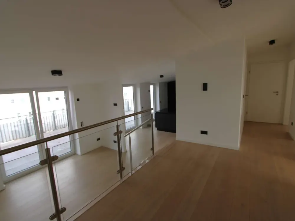 Penthouse mit großer Dachterrasse (34,6 qm) und Tiefgaragenstellplatz mit eigener E-Ladestation