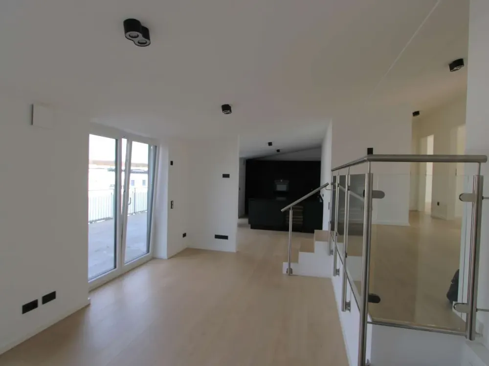 Penthouse mit großer Dachterrasse (34,6 qm) und Tiefgaragenstellplatz mit eigener E-Ladestation