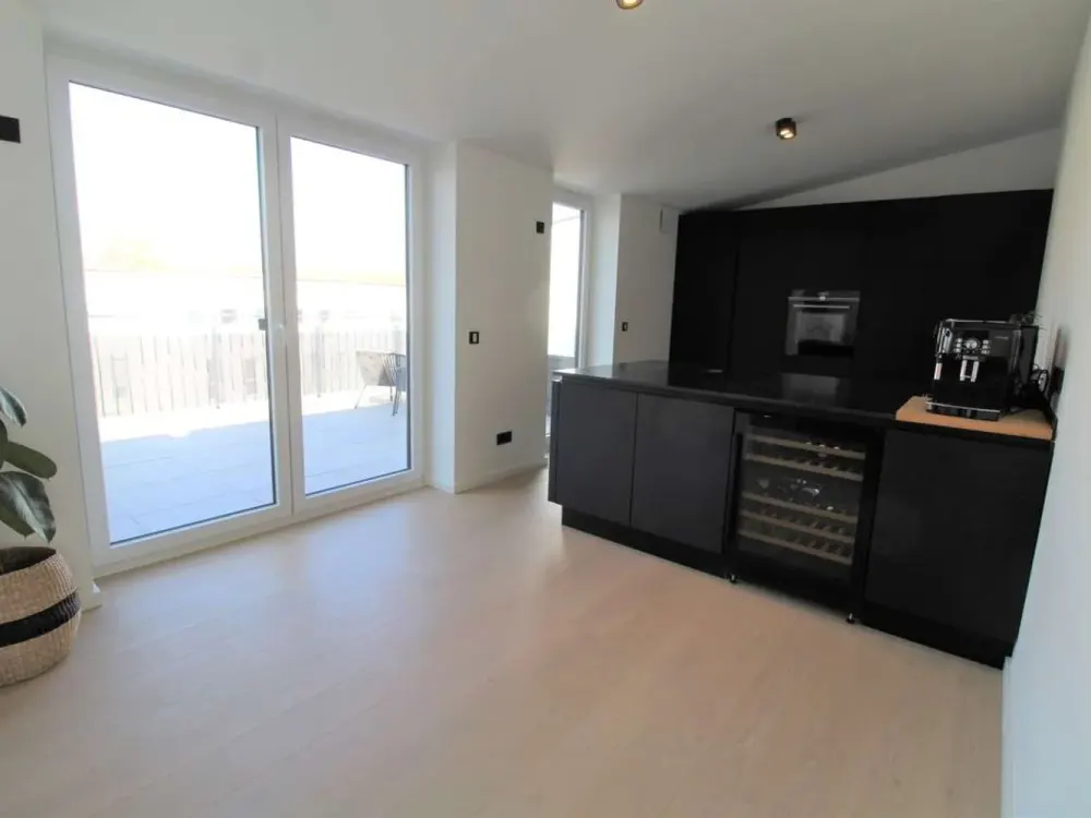 Penthouse mit großer Dachterrasse (34,6 qm) und Tiefgaragenstellplatz mit eigener E-Ladestation