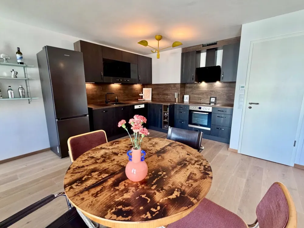 Hochwertig möblierte Maisonette mit Balkon in zentraler Lage