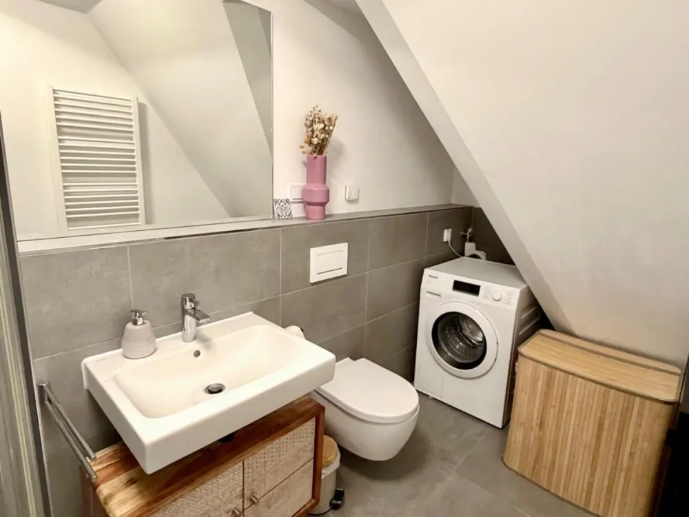 Hochwertig möblierte Maisonette mit Balkon in zentraler Lage