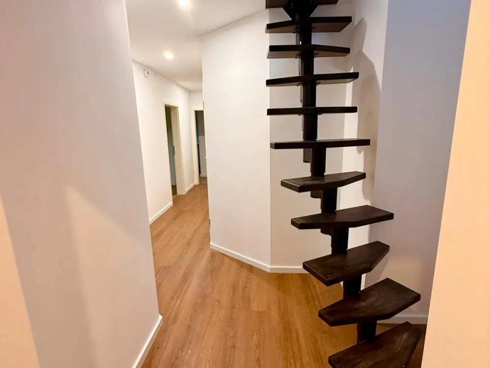 4 Zi Dachgeschoss-Maisonette (FBH, 2x WC, EBK, Stellplatz)