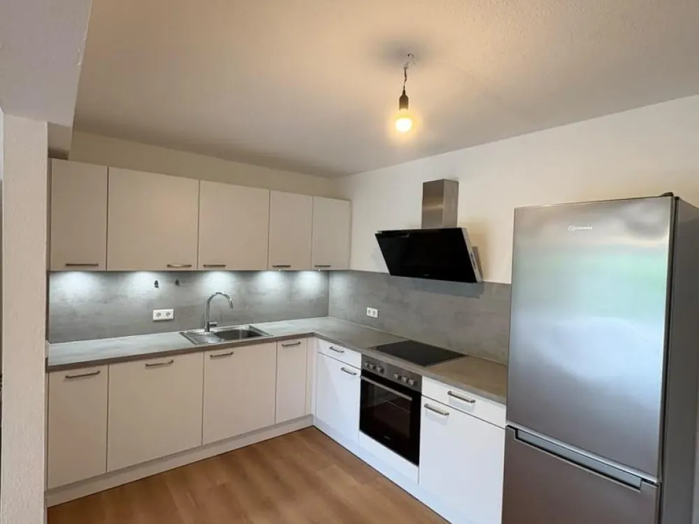 Provisionsfrei, hochwertig sanierte zwei Zimmer Wohnung mit Tiefgarage