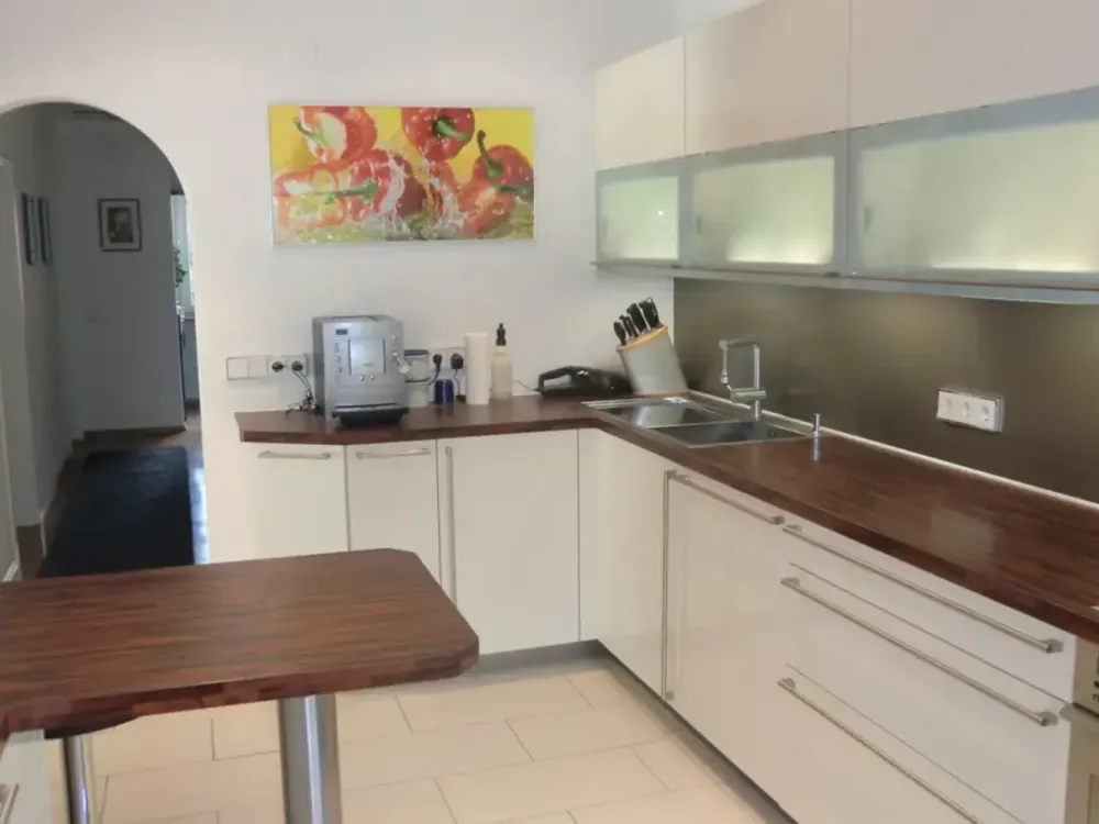 Quiet, exclusive 3-room apartment with large south-facing balcony and kitchen in Munich-Solln