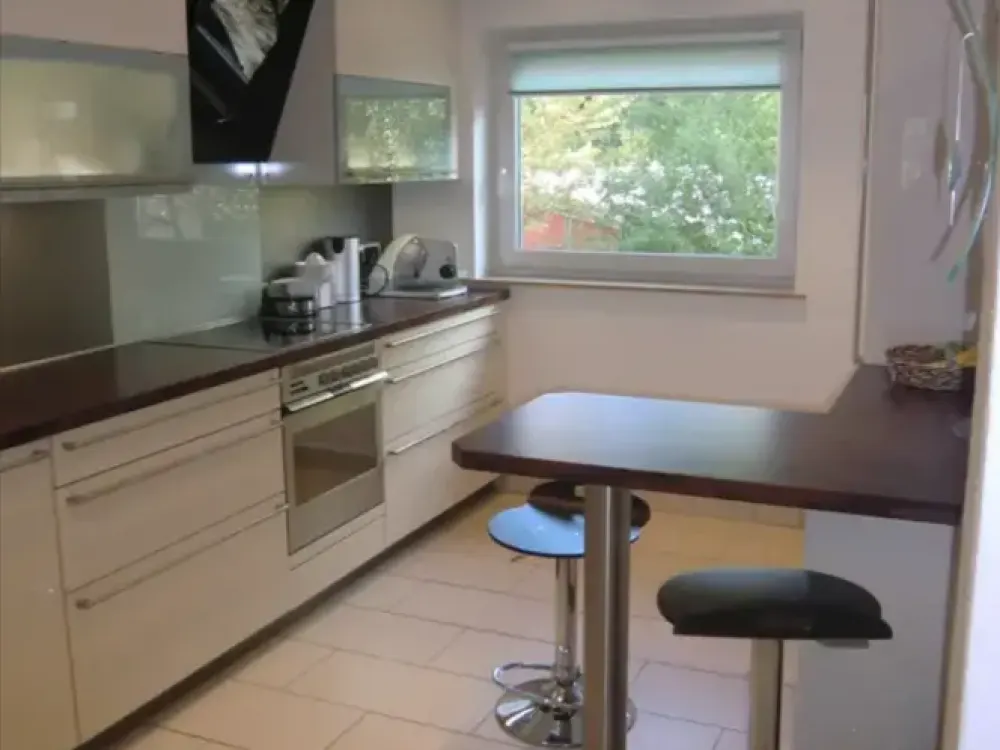 Quiet, exclusive 3-room apartment with large south-facing balcony and kitchen in Munich-Solln
