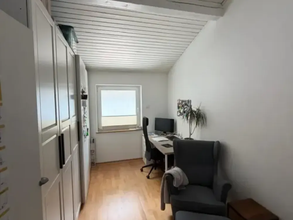 Quiet, exclusive 3-room apartment with large south-facing balcony and kitchen in Munich-Solln