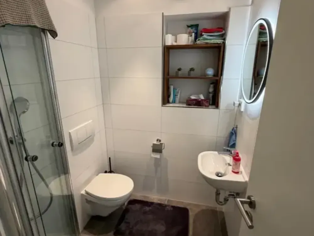 Quiet, exclusive 3-room apartment with large south-facing balcony and kitchen in Munich-Solln