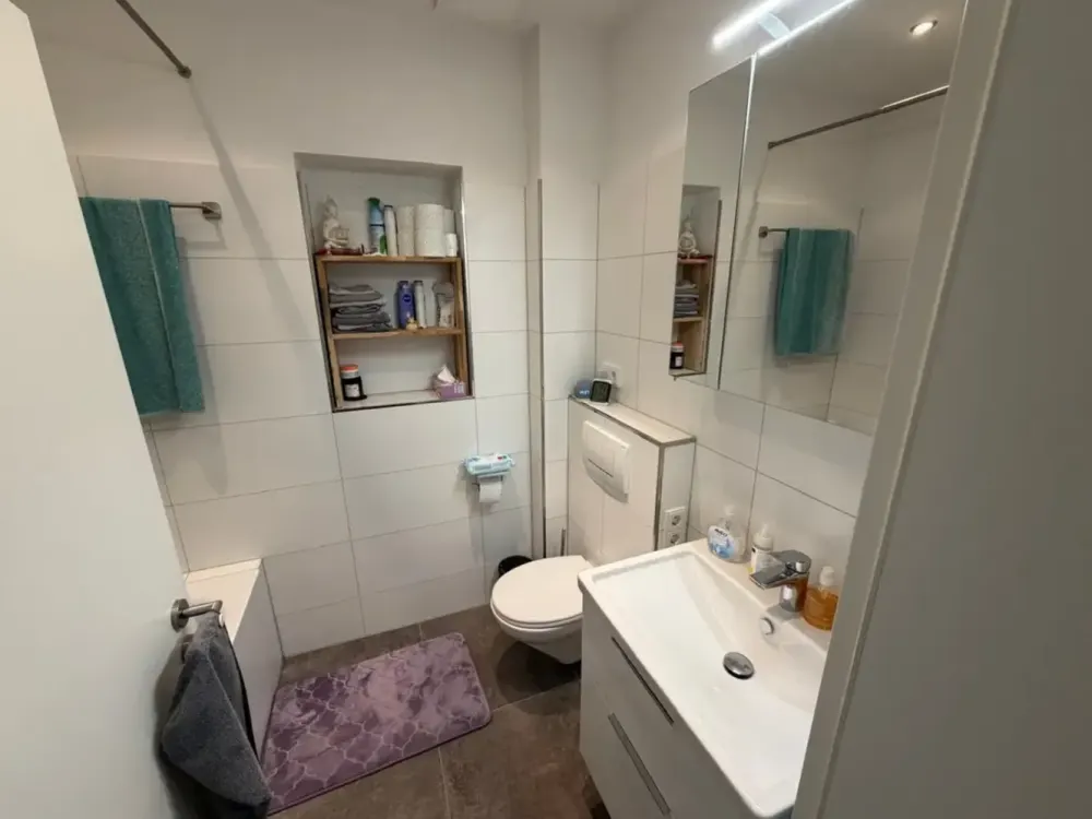Quiet, exclusive 3-room apartment with large south-facing balcony and kitchen in Munich-Solln