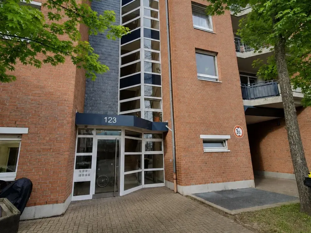 Helle 2-Zimmer-Wohnung mit Penthousecharakter, Loggia und TG-Stellplatz!!
