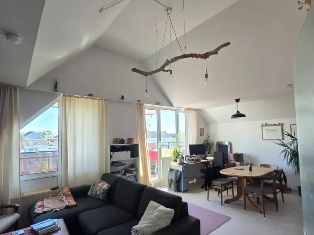 Helle 2-Zimmer-Wohnung mit Penthousecharakter, Loggia und TG-Stellplatz!!