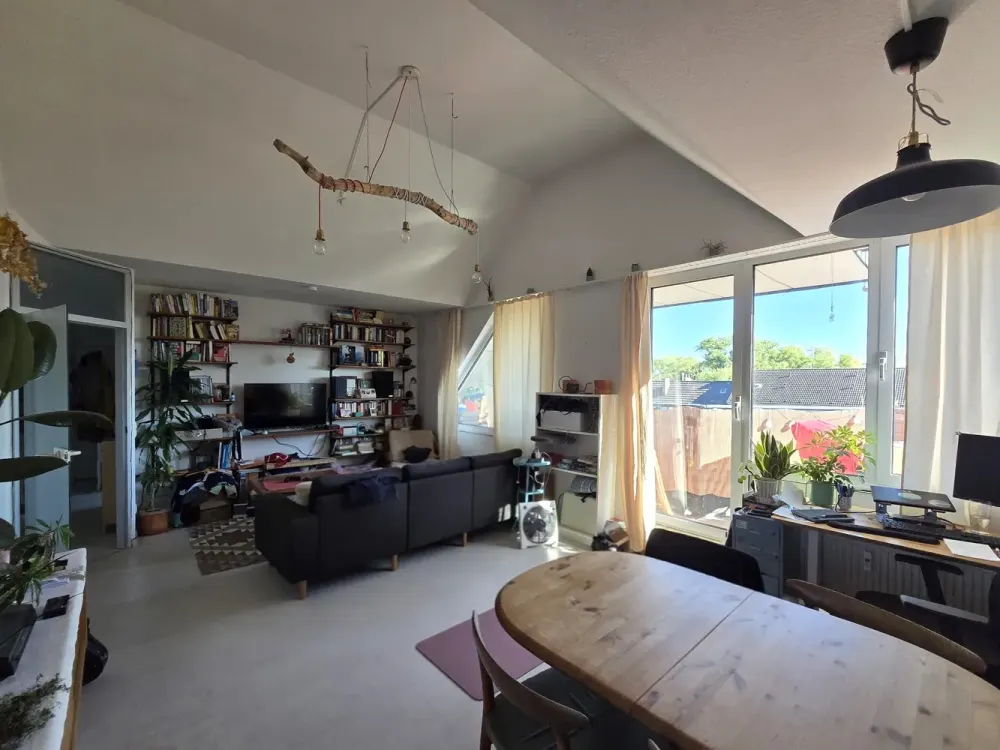 Helle 2-Zimmer-Wohnung mit Penthousecharakter, Loggia und TG-Stellplatz!!