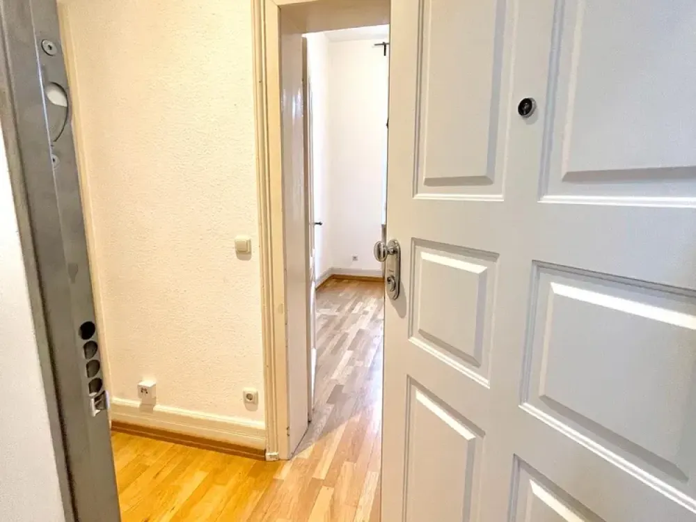 Schöne 2 Zimmer-Altbauwohnung mit Einbauküche und TGL-Bad in absoluter Top Lage von Sachsenhausen !