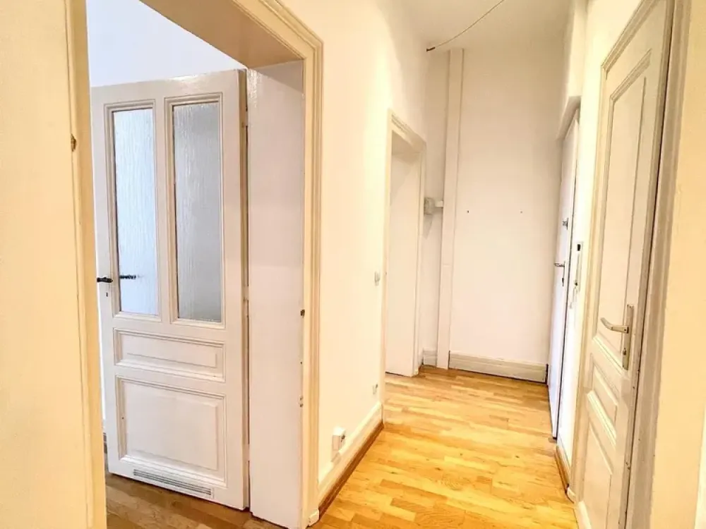 Schöne 2 Zimmer-Altbauwohnung mit Einbauküche und TGL-Bad in absoluter Top Lage von Sachsenhausen !