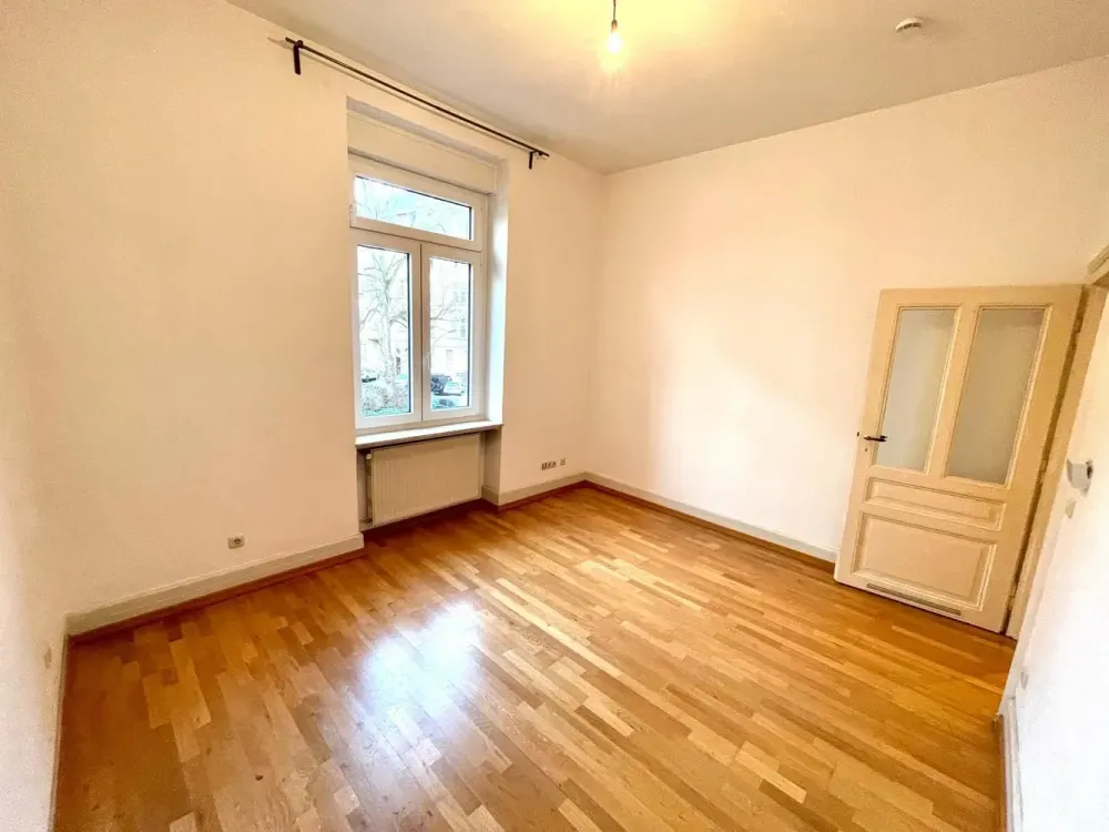 Schöne 2 Zimmer-Altbauwohnung mit Einbauküche und TGL-Bad in absoluter Top Lage von Sachsenhausen !