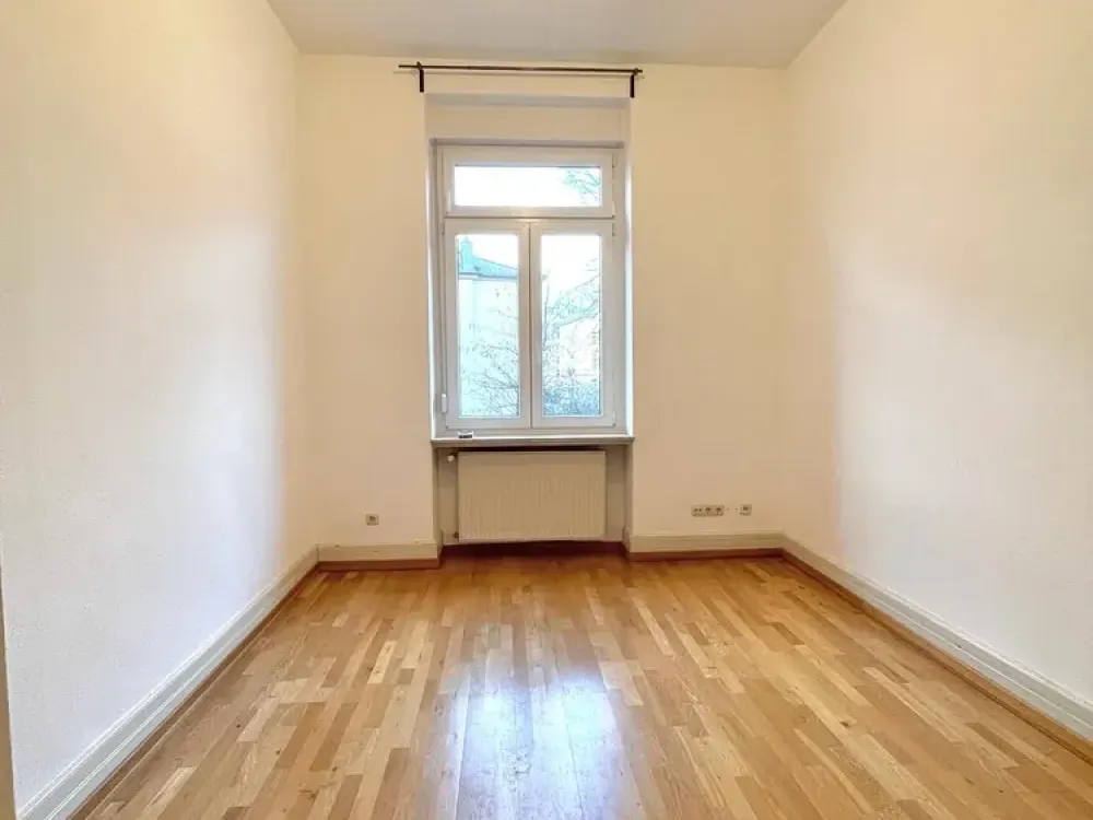 Schöne 2 Zimmer-Altbauwohnung mit Einbauküche und TGL-Bad in absoluter Top Lage von Sachsenhausen !