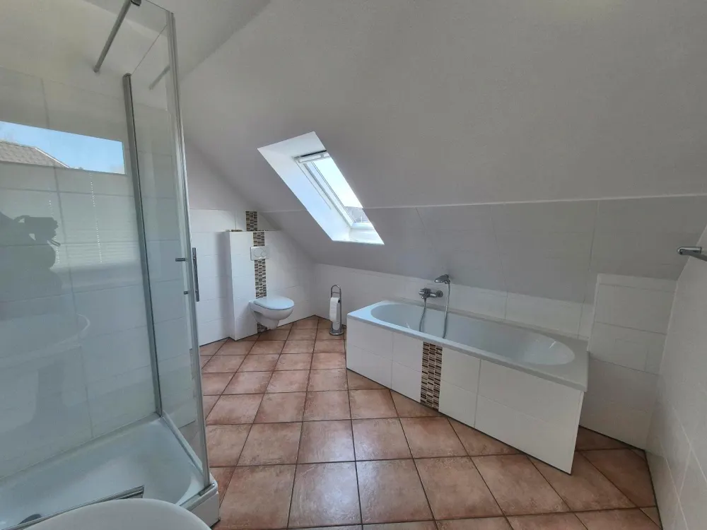 Helle 2-Zimmer DG-Wohnung in Grasberg zu vermieten