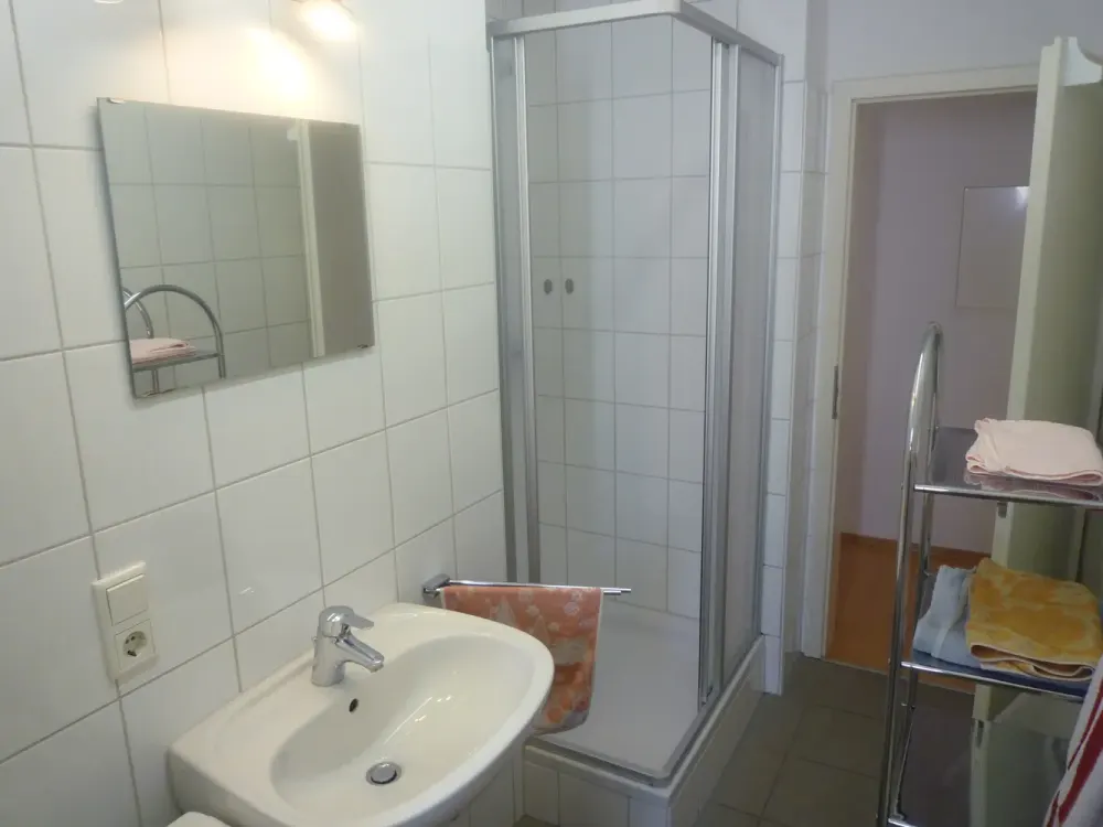 Möbelierte, neuwertige 2-Raum-Nichtraucher Wohnung