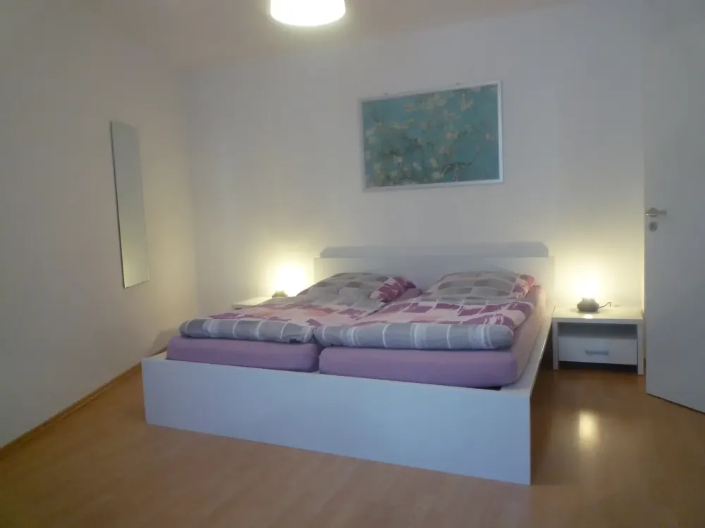 Möbelierte, neuwertige 2-Raum-Nichtraucher Wohnung