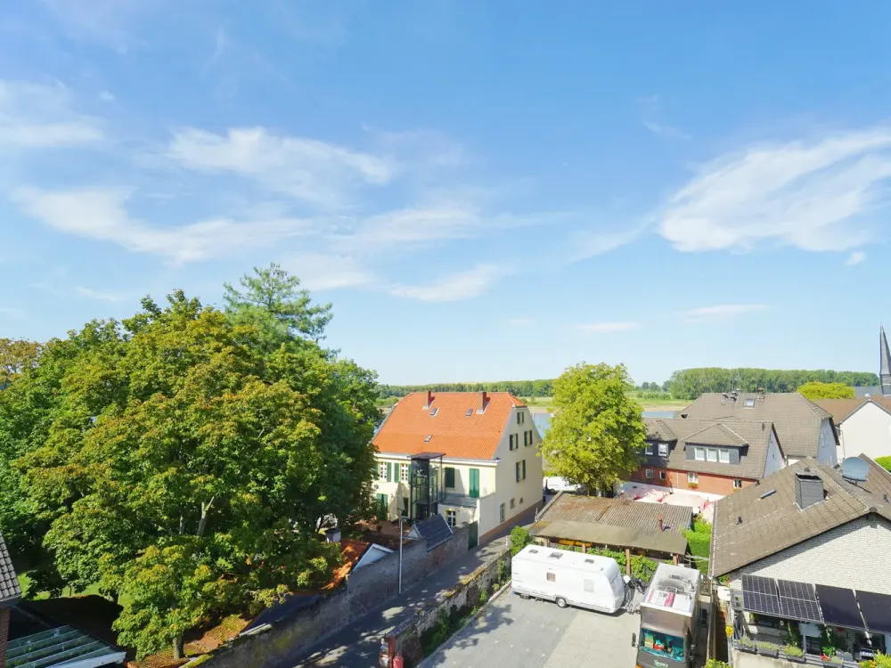 Stilvolle Maisonettewohnung in Bestlage: zwischen Altstadt und Kulturraffinerie-Rheinblick inklusive