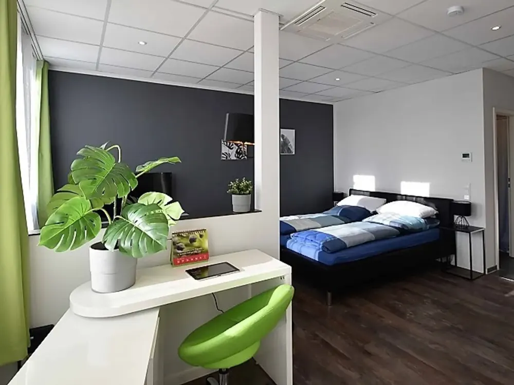 *immediately available* Penthouse Apartment for 2 People, Fully Equipped, Central in Niederrad