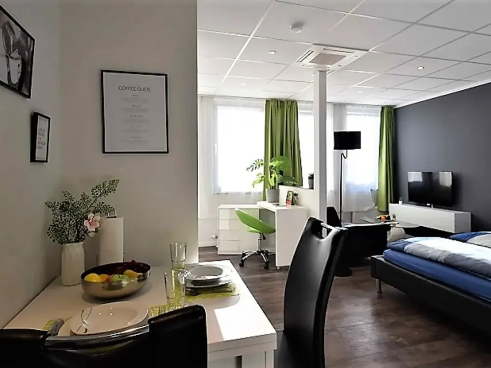 *immediately available* Penthouse Apartment for 2 People, Fully Equipped, Central in Niederrad