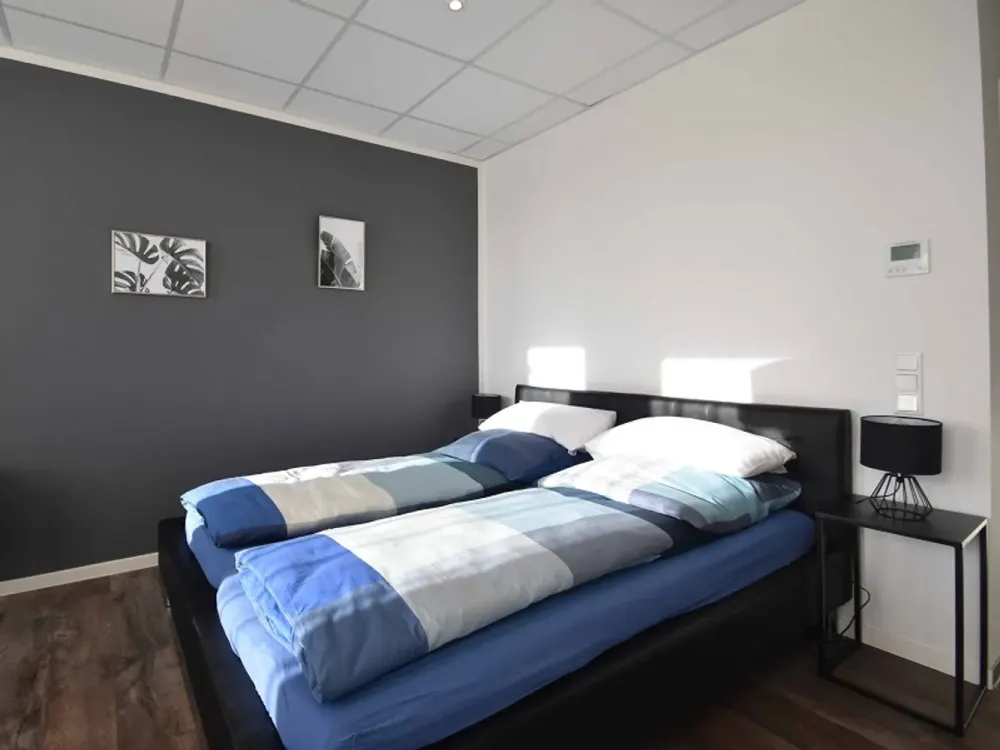 *immediately available* Penthouse Apartment for 2 People, Fully Equipped, Central in Niederrad