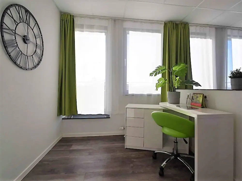 *immediately available* Penthouse Apartment for 2 People, Fully Equipped, Central in Niederrad