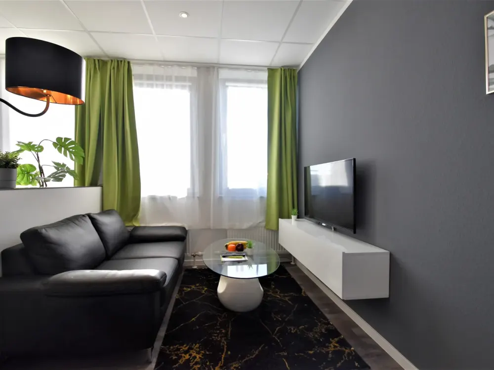 *immediately available* Penthouse Apartment for 2 People, Fully Equipped, Central in Niederrad