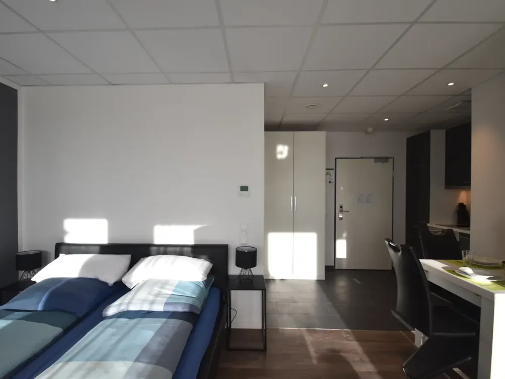*immediately available* Penthouse Apartment for 2 People, Fully Equipped, Central in Niederrad
