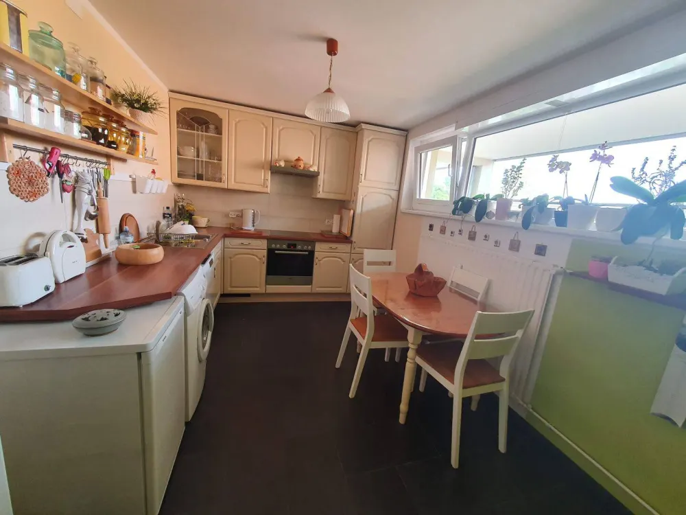 Modernisierte 4-Zimmer-Wohnung mit großem Balkon in begehrter MHH-Nähe