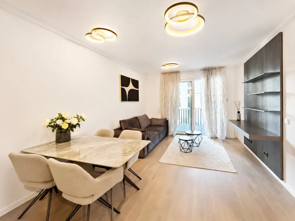 High-quality furnished 2-room apartment with spacious balcony
