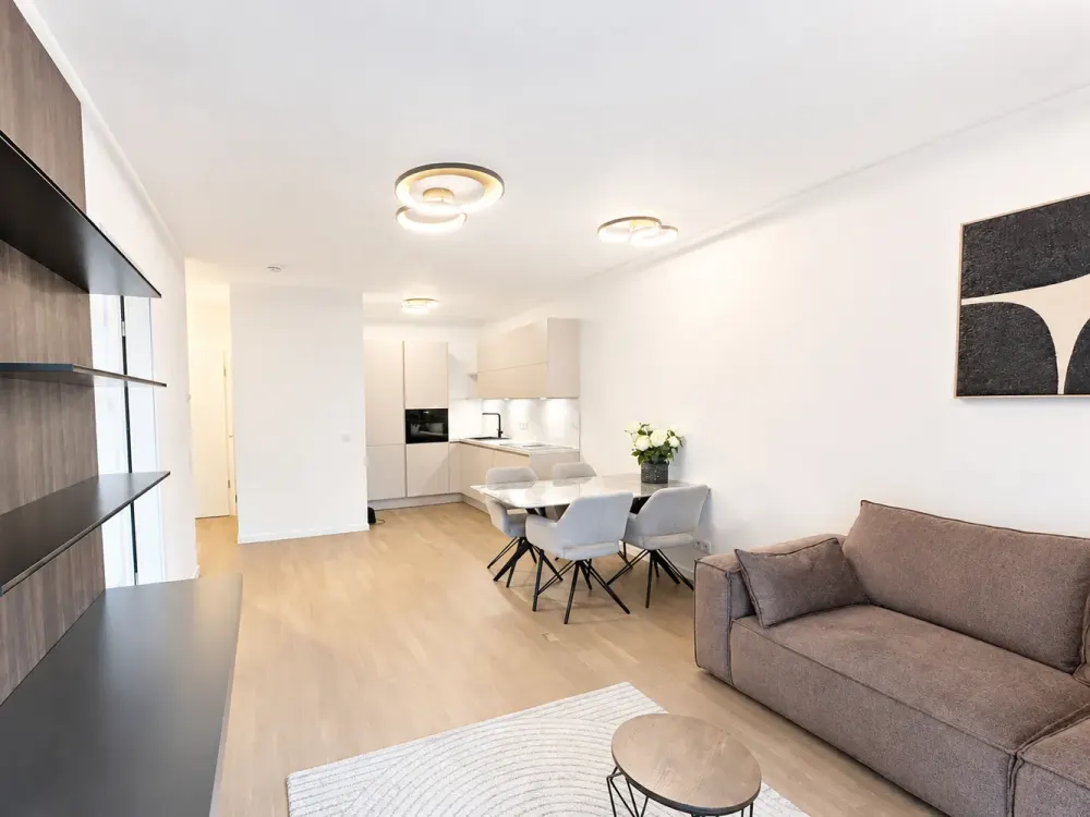 High-quality furnished 2-room apartment with spacious balcony