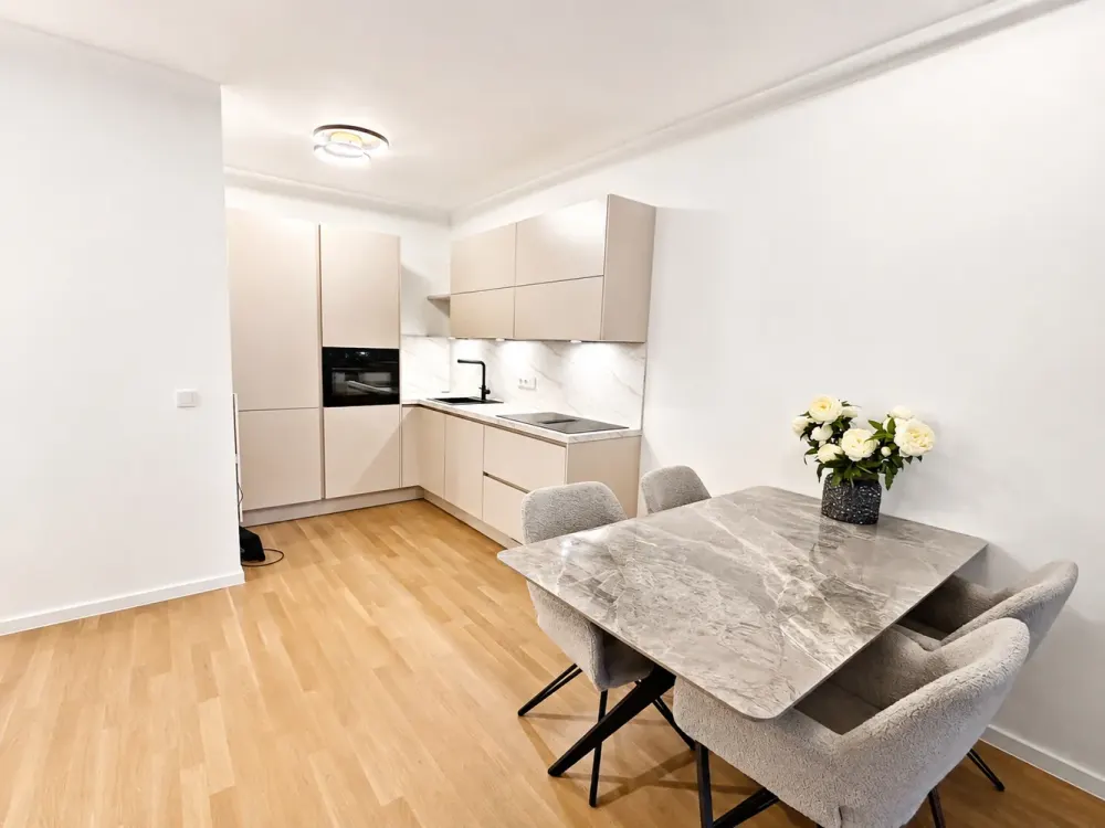 High-quality furnished 2-room apartment with spacious balcony