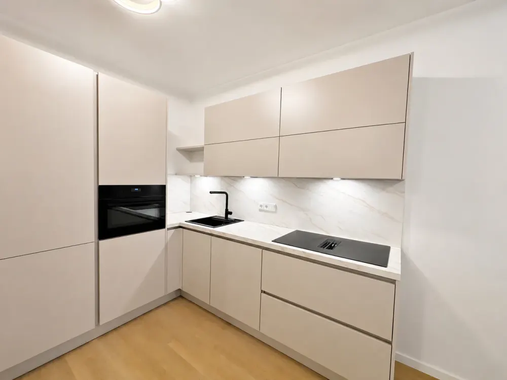 High-quality furnished 2-room apartment with spacious balcony