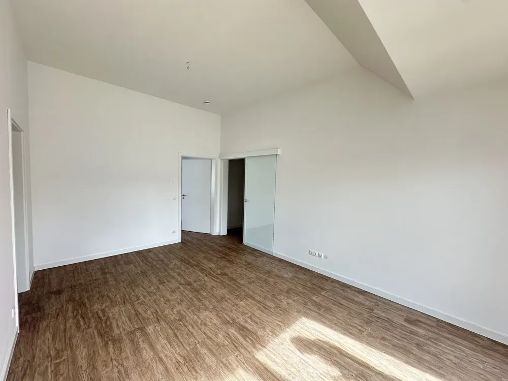 2 Zimmer im Dachgeschoss mit Balkon, Tiefgarage, Aufzug, Dusche, Badewanne