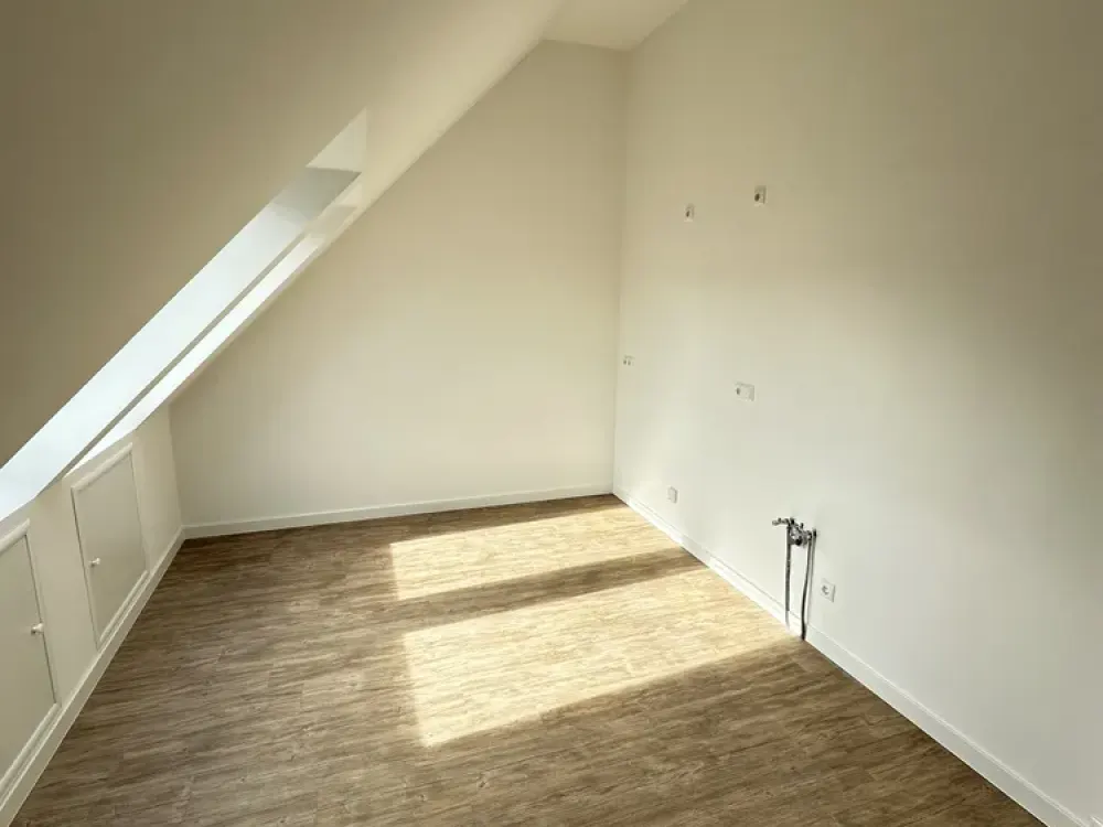 2 Zimmer im Dachgeschoss mit Balkon, Tiefgarage, Aufzug, Dusche, Badewanne