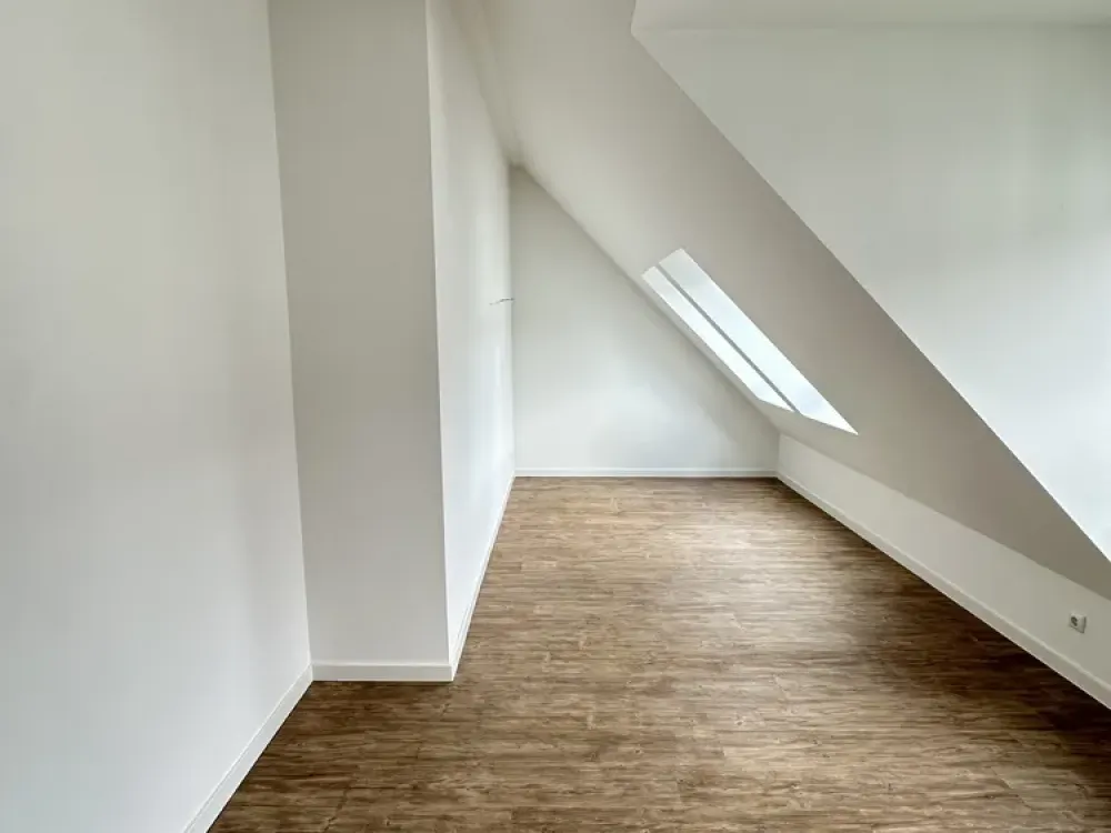 2 Zimmer im Dachgeschoss mit Balkon, Tiefgarage, Aufzug, Dusche, Badewanne