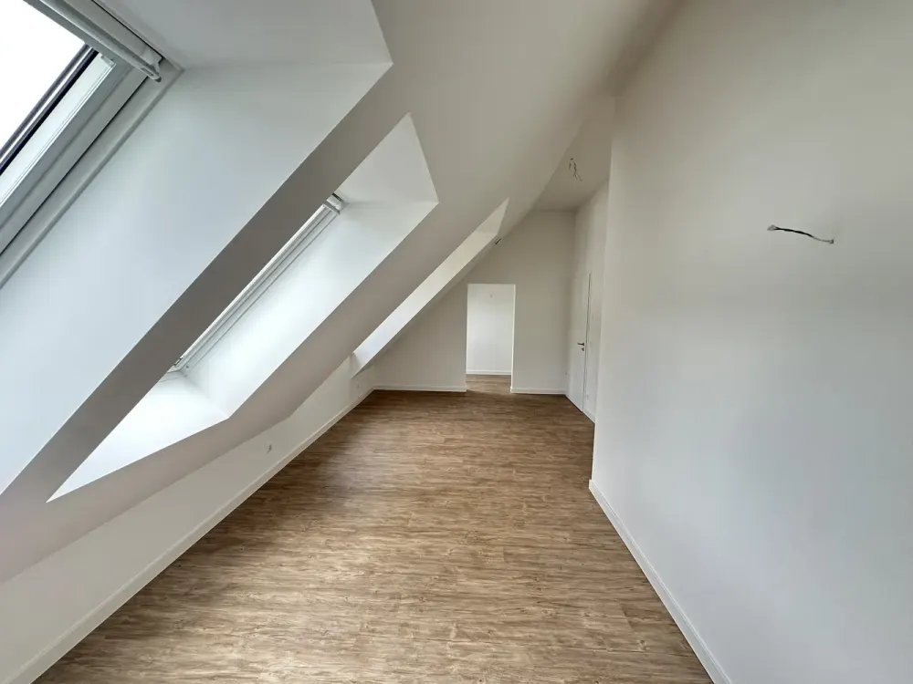 2 Zimmer im Dachgeschoss mit Balkon, Tiefgarage, Aufzug, Dusche, Badewanne