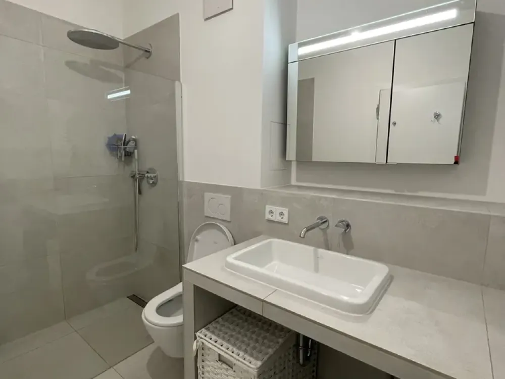 2-Zimmer-Wohnung (58 m²) mit Aufzug & Einbauküche, Ruhige Lage im Florakiez