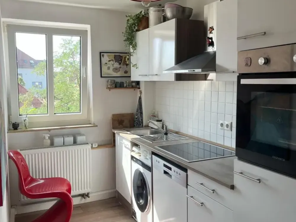 شقة مكونة من 3 غرف مؤثثة جزئياً ومعتنى بها تقع في وسط Glockenhof Nürnberg