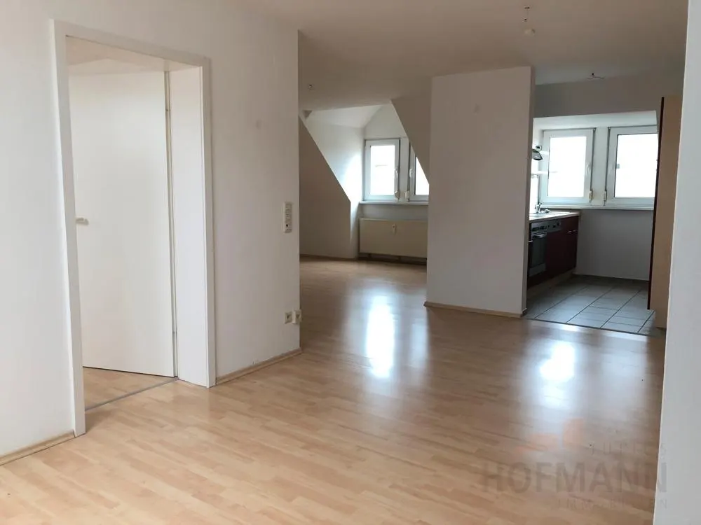 Sofort beziehbare 2-1/2 Zim. Wohnung, oberste Etage, Einbauküche, Garage, Hausmeisterservice uvm.
