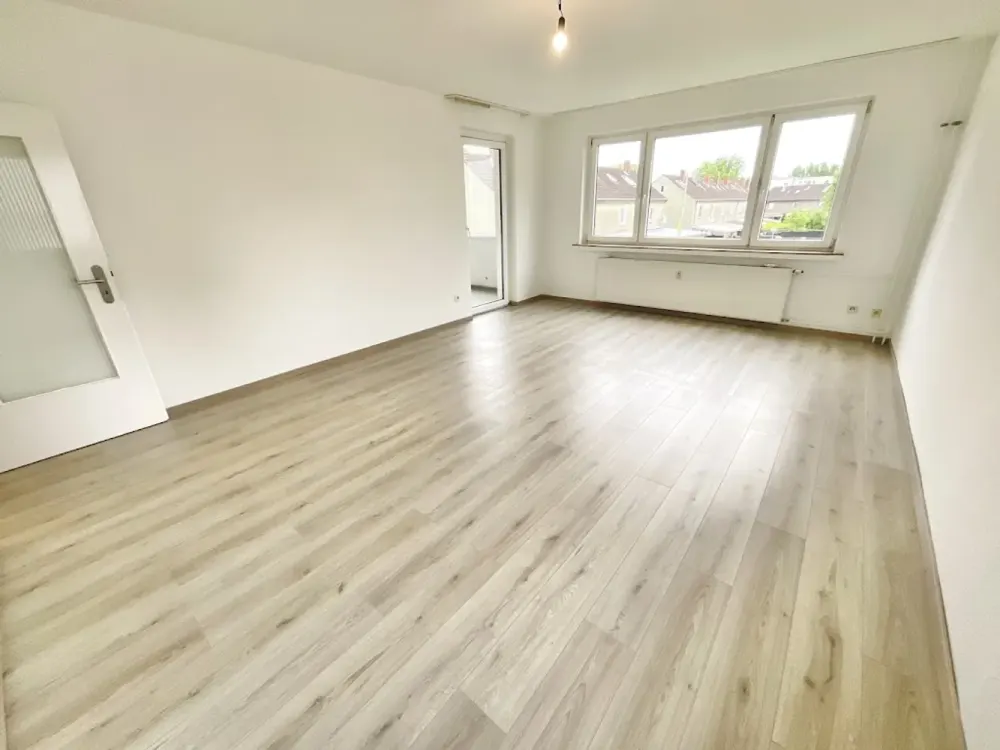 Große 4 Zimmerwohnung frisch für Sie renoviert