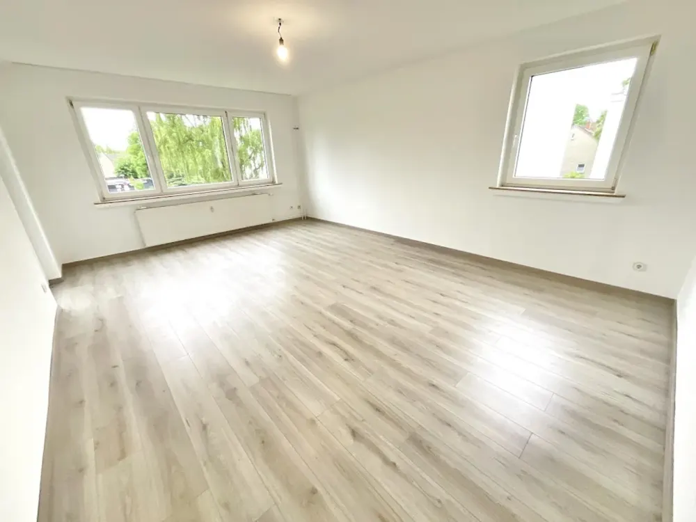 Große 4 Zimmerwohnung frisch für Sie renoviert